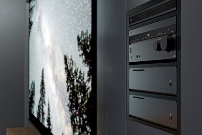 17c_CloseUp_side_of_ES_AVR_in_room_with_Sony_ES_projector_and_screen.jpg