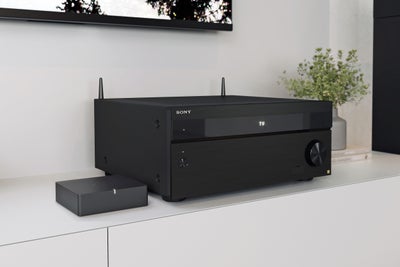 221104-11a-Closeup_angle-ES-Receiver-on-ent-console-front-panel-ON---SONOS-Port--AZ7000----2-.jpg