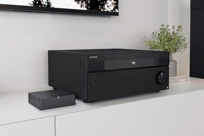 221104-11a-Closeup_angle-ES-Receiver-on-ent-console-front-panel-ON---SONOS-Port--AZ7000---no-antenna-1-.jpg