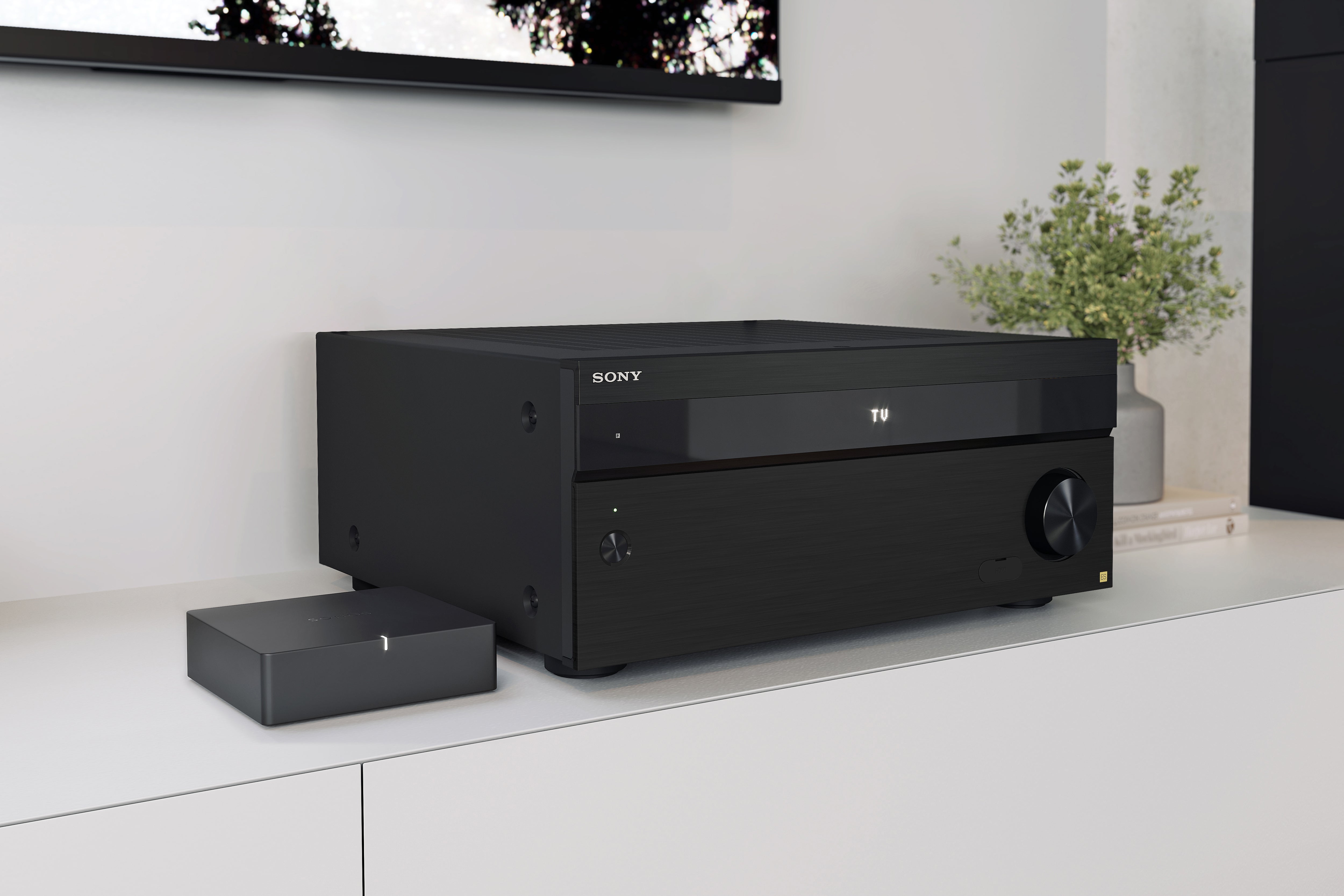 221104-11a-Closeup_angle-ES-Receiver-on-ent-console-front-panel-ON---SONOS-Port--AZ7000---no-antenna-2-.jpg