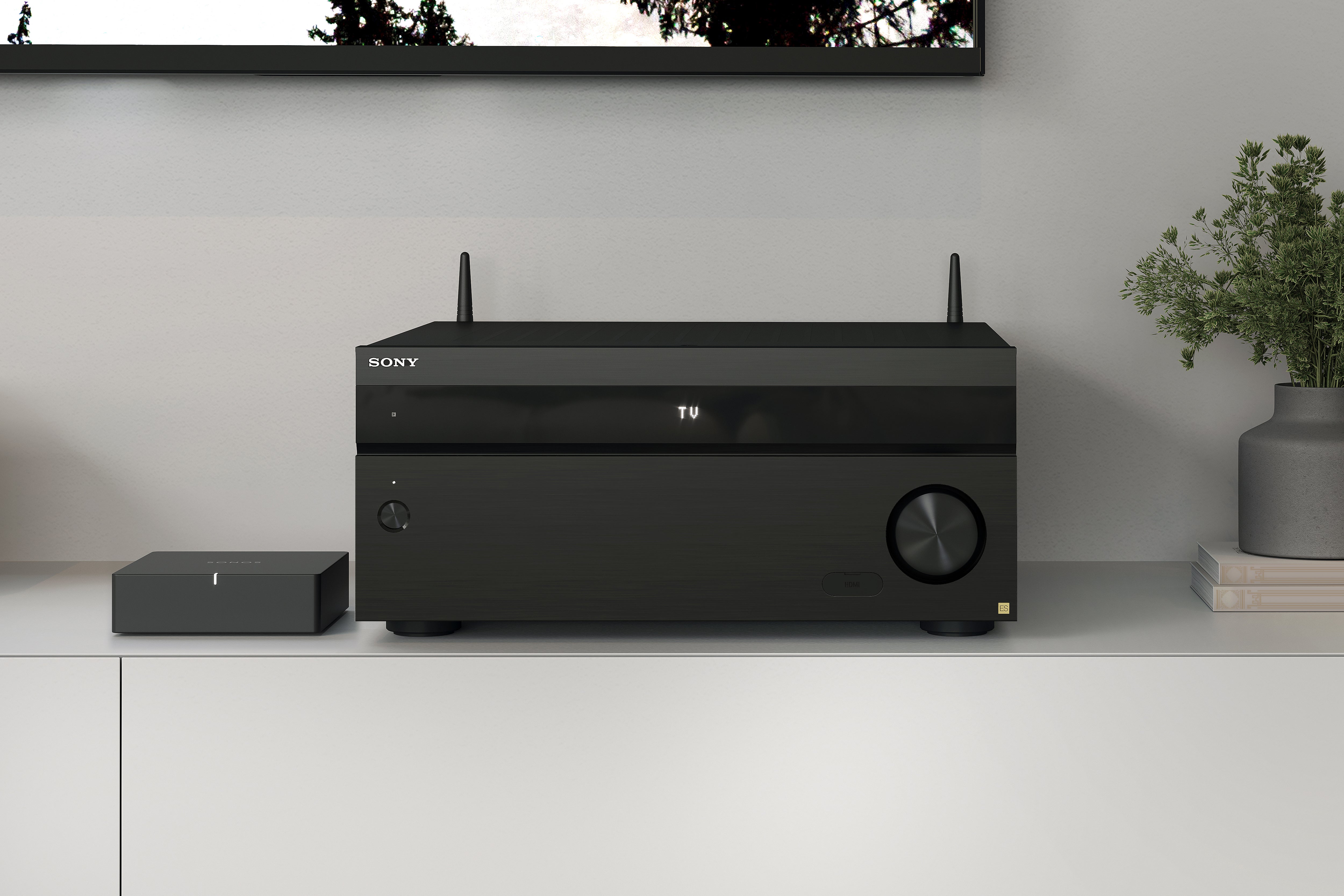 221104_11a_Closeup_front_ES_Receiver_on_ent_console_front_panel_ON___SONOS_Port__AZ7000____3_.jpg