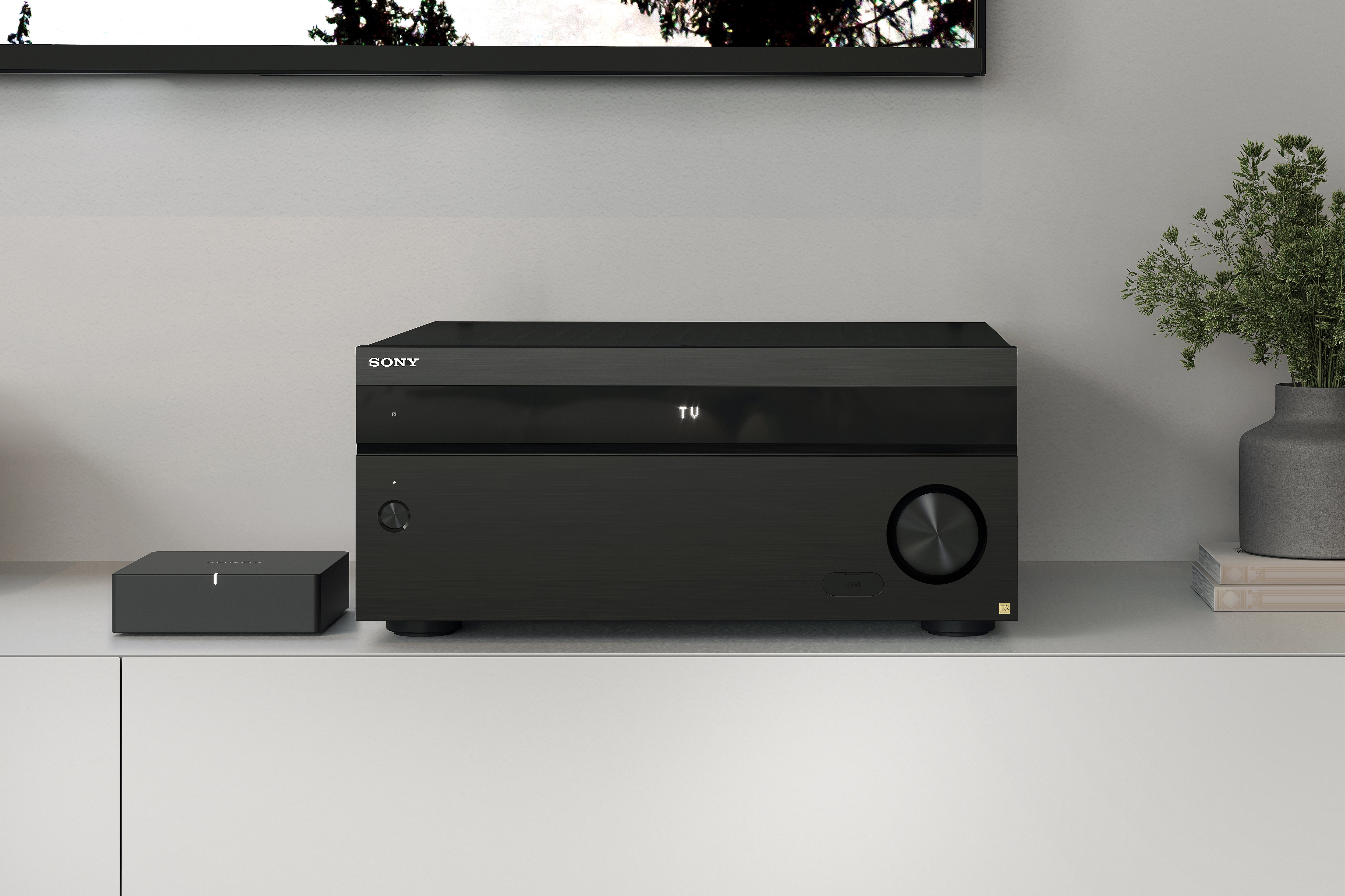221104_11a_Closeup_front_ES_Receiver_on_ent_console_front_panel_ON___SONOS_Port__AZ7000___no_antenna-1-.jpg