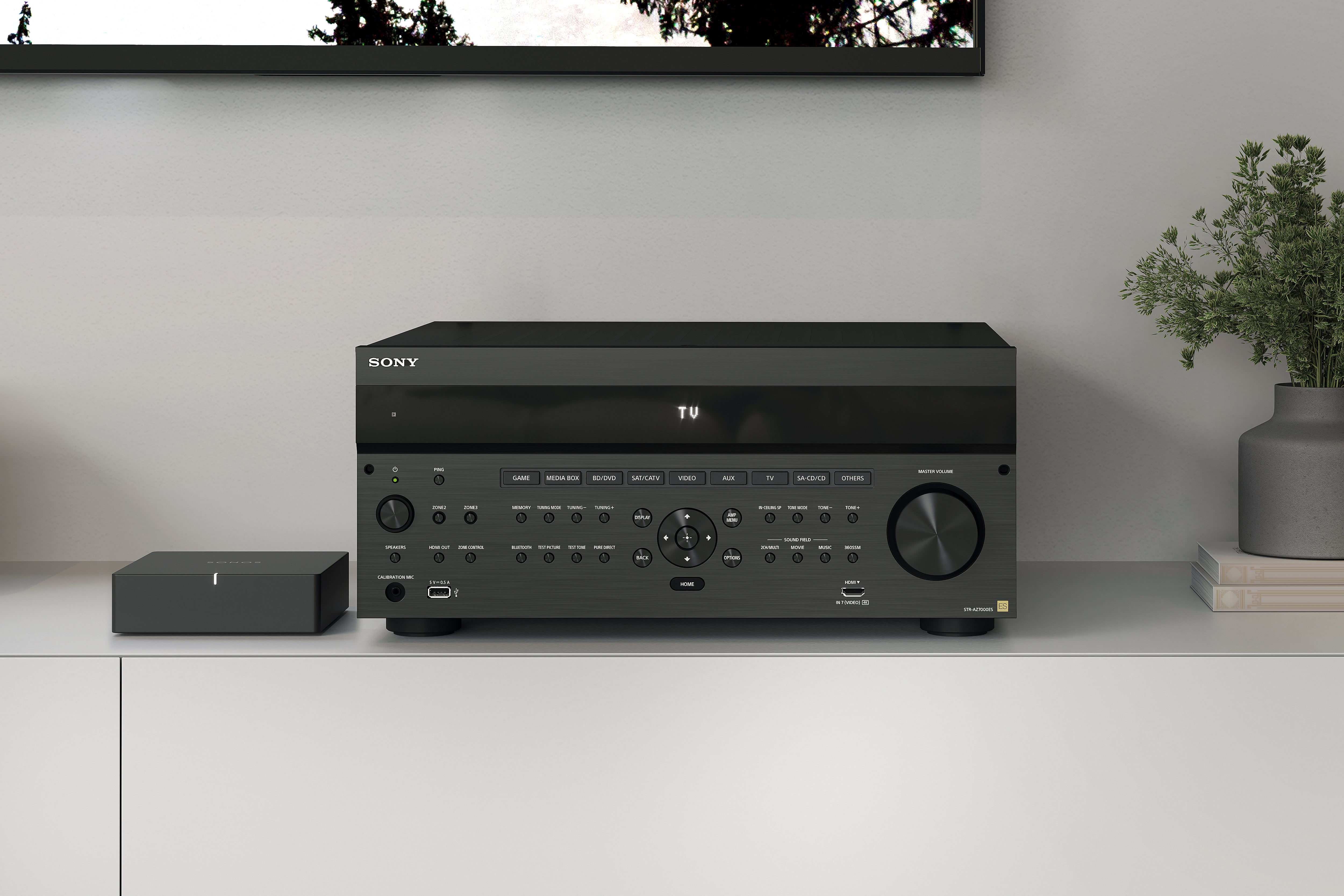 221104_11b_Closeup_front_ES_Receiver_on_ent_console_front_panel_OFF___SONOS_Port__AZ7000___no_antenna.jpg