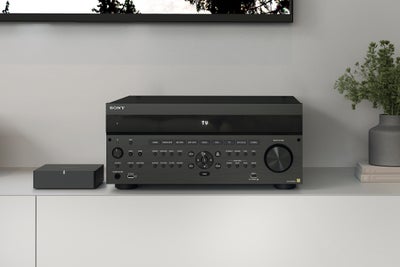 221104_11b_Closeup_front_ES_Receiver_on_ent_console_front_panel_OFF___SONOS_Port__AZ7000___no_antenna.jpg